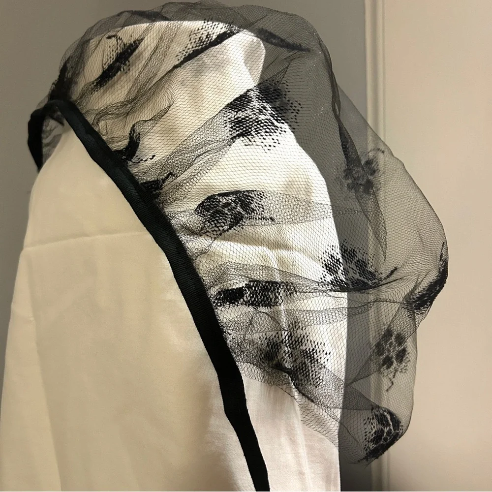 Vintage Spanish Black Lace Chapel Veil / Mantilla Head Covering - Picture 2 of 15